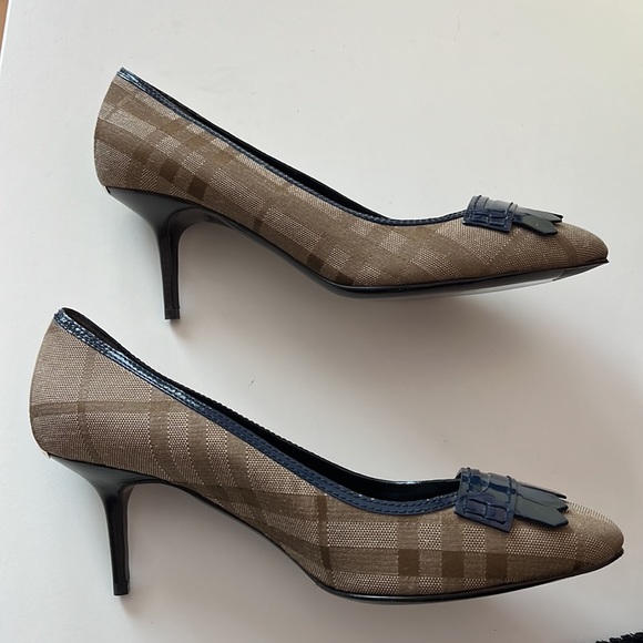 Brand new Burberry brown canvas and patent leather fridge detail pumps - Picture 4 of 10